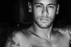 Ο Βραζιλιάνος σταρ του ποδοσφαίρου Neymar ποζάρει γυμνός για τον Mario Testino!