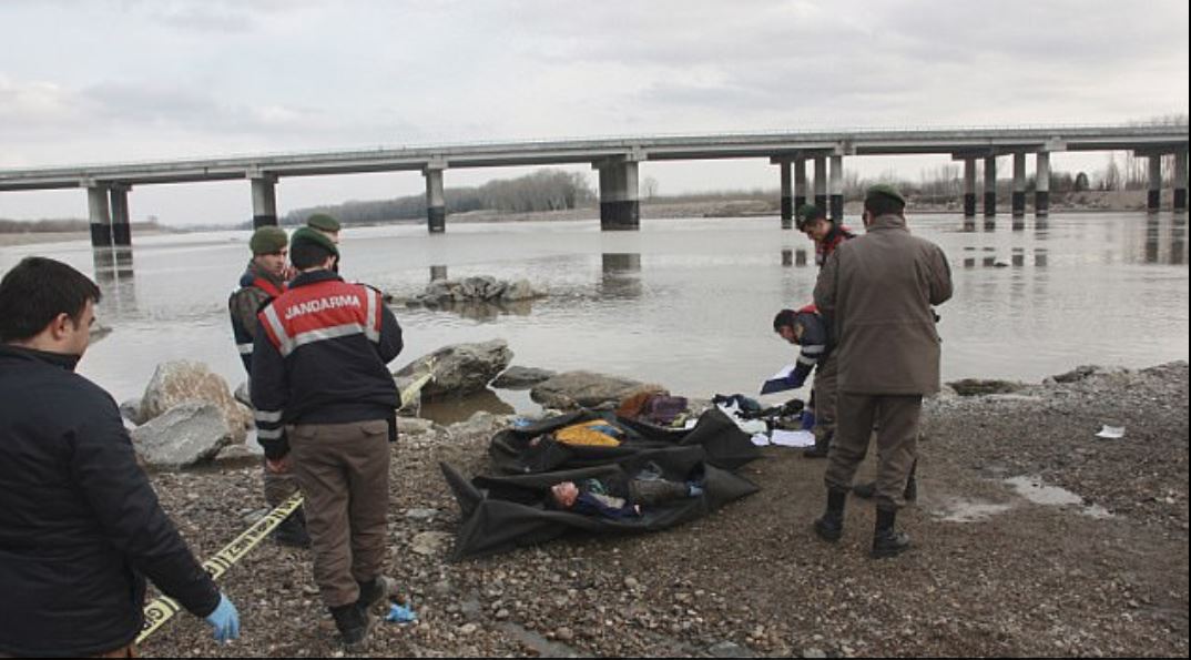 Έβρος: Δύο παιδιά και άλλος ένας πρόσφυγας νεκροί από ανατροπή πλοιαρίου - Φωτογραφία 1