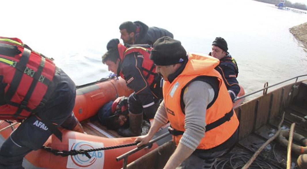 Έβρος: Δύο παιδιά και άλλος ένας πρόσφυγας νεκροί από ανατροπή πλοιαρίου - Φωτογραφία 2