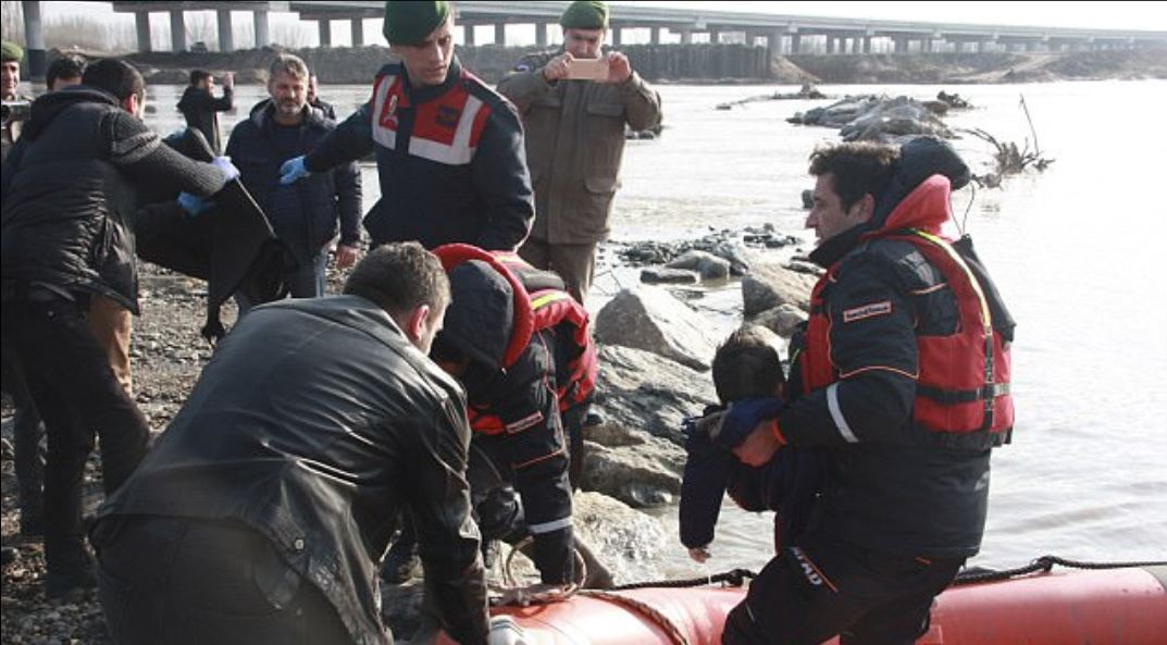 Έβρος: Δύο παιδιά και άλλος ένας πρόσφυγας νεκροί από ανατροπή πλοιαρίου - Φωτογραφία 4