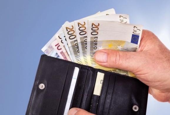 Πόσα χρήματα κουβαλάνε μαζί τους οι Έλληνες; Και πόσα οι Ευρωπαίοι (ΓΡΑΦΗΜΑ) - Φωτογραφία 1