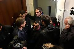 Βίντεο: Ένταση με μέλη του «Δεν πληρώνω» σε συμβολαιογραφείο - «Ελάτε κορίτσια» λέγανε τα ΜΑΤ - Τους πήραν σηκωτούς με περιπολικά στη ΓΑΔΑ