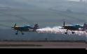Eκπληκτικό κόλπο που κόβει την ανάσα - Δύο αεροπλάνα πετούν μέσα από ένα υπόστεγο... [video]