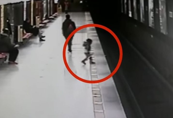 Μιλάνο: Η στιγμή που 2χρονος πέφτει στις γραμμές του μετρό! [video] - Φωτογραφία 1