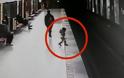 Μιλάνο: Η στιγμή που 2χρονος πέφτει στις γραμμές του μετρό! [video]