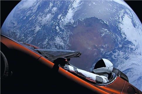 Πόσες πιθανότητες έχει το Tesla Roadster να πέσει στη Γη; - Φωτογραφία 1