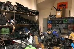 Χειροπέδες από τη ΔΙΑΣ σε δύο αδέλφια ιδιοκτήτες συνεργείου που επισκεύαζαν μηχανές με... κλεμμένα ανταλλακτικά