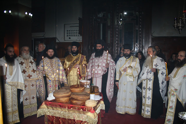 Συνεχίζεται το προσκύνημα των λειψάνων του Αγίου Ραφαήλ από τη Μυτιλήνη, που έχουν έλθει στον Ιερό Ναό Αγίας Τριάδος Αγρινίου (ΦΩΤΟ) - Φωτογραφία 1