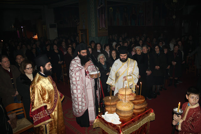 Συνεχίζεται το προσκύνημα των λειψάνων του Αγίου Ραφαήλ από τη Μυτιλήνη, που έχουν έλθει στον Ιερό Ναό Αγίας Τριάδος Αγρινίου (ΦΩΤΟ) - Φωτογραφία 2