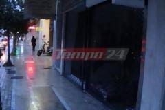 Πάτρα: Αυτοκίνητο ανέβηκε σε πεζοδρόμιο και κατέληξε σε κατάστημα