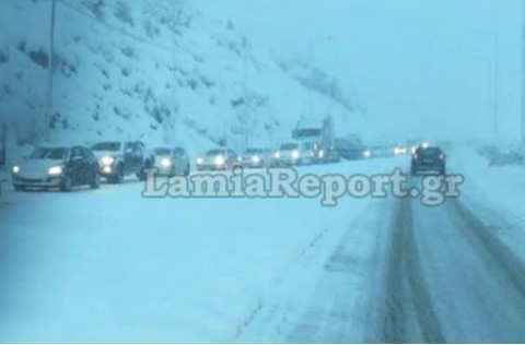 Σφοδρή χιονόπτωση: Μπλόκο στα φορτηγά προς Δομοκό - Με αλυσίδες τα ΙΧ - Φωτογραφία 1