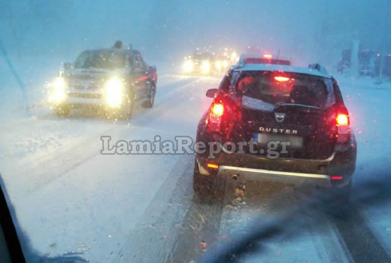 Σφοδρή χιονόπτωση: Μπλόκο στα φορτηγά προς Δομοκό - Με αλυσίδες τα ΙΧ - Φωτογραφία 2