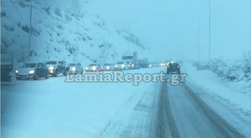 Σφοδρή χιονόπτωση: Μπλόκο στα φορτηγά προς Δομοκό - Με αλυσίδες τα ΙΧ - Φωτογραφία 4