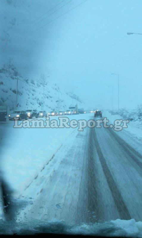 Σφοδρή χιονόπτωση: Μπλόκο στα φορτηγά προς Δομοκό - Με αλυσίδες τα ΙΧ - Φωτογραφία 6
