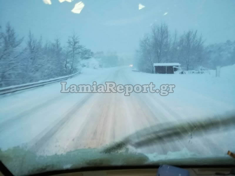 Σφοδρή χιονόπτωση: Μπλόκο στα φορτηγά προς Δομοκό - Με αλυσίδες τα ΙΧ - Φωτογραφία 8