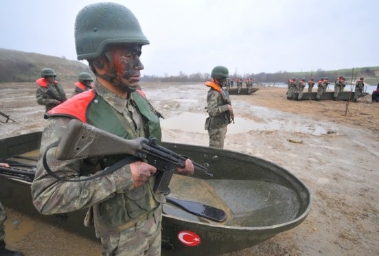 Εικόνες πολεμικού σκηνικού και στον Έβρο - Αναπτύσσεται με τανκς και πεζικό ο τουρκικός στρατός [photos] - Φωτογραφία 13