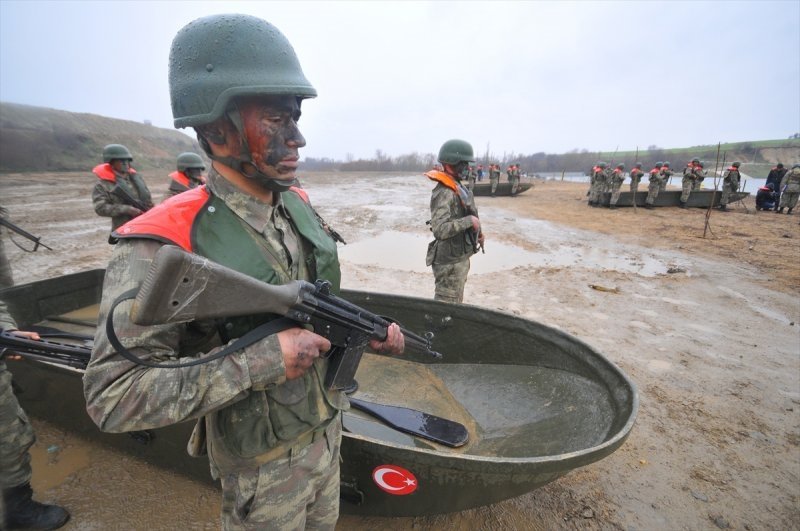 Εικόνες πολεμικού σκηνικού και στον Έβρο! Αναπτύσσεται με τανκς και πεζικό ο τουρκικός στρατός - Φωτογραφία 13