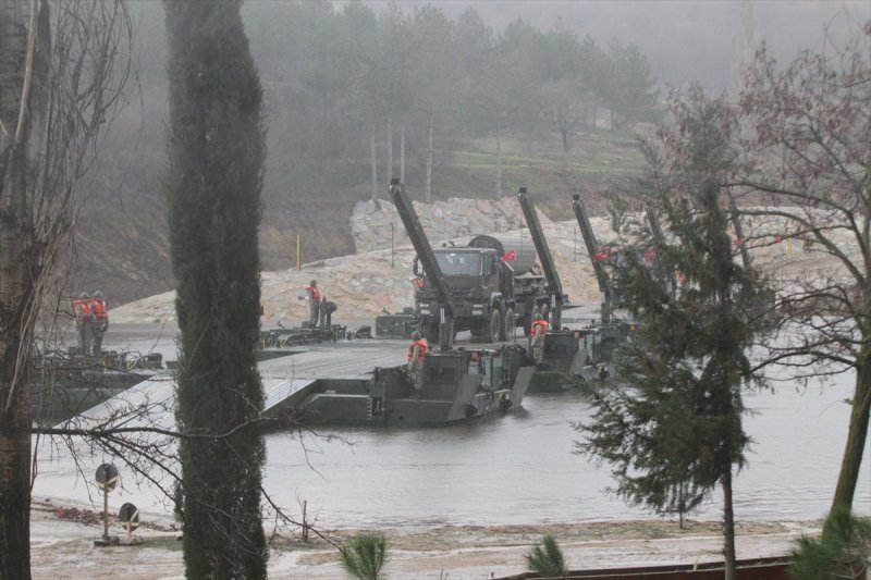 Εικόνες πολεμικού σκηνικού και στον Έβρο! Αναπτύσσεται με τανκς και πεζικό ο τουρκικός στρατός - Φωτογραφία 7
