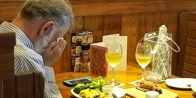 Η πιο σπαρακτική φωτογραφία από τις 14 Φλεβάρη: Τρώει έχοντας απέναντί του τις στάχτες της συζύγου του!! - Φωτογραφία 1
