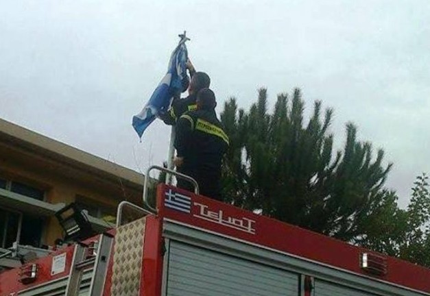Η Πυροσβεστική τίμησε την Γαλανόλευκη! «Επέμβαση» σε σχολείο των Χανίων για την σημαία [photos] - Φωτογραφία 1