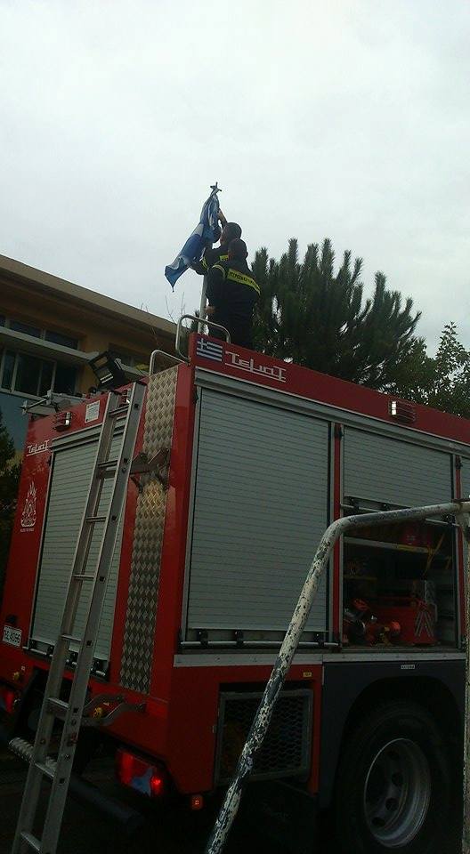 Η Πυροσβεστική τίμησε την Γαλανόλευκη! «Επέμβαση» σε σχολείο των Χανίων για την σημαία [photos] - Φωτογραφία 3