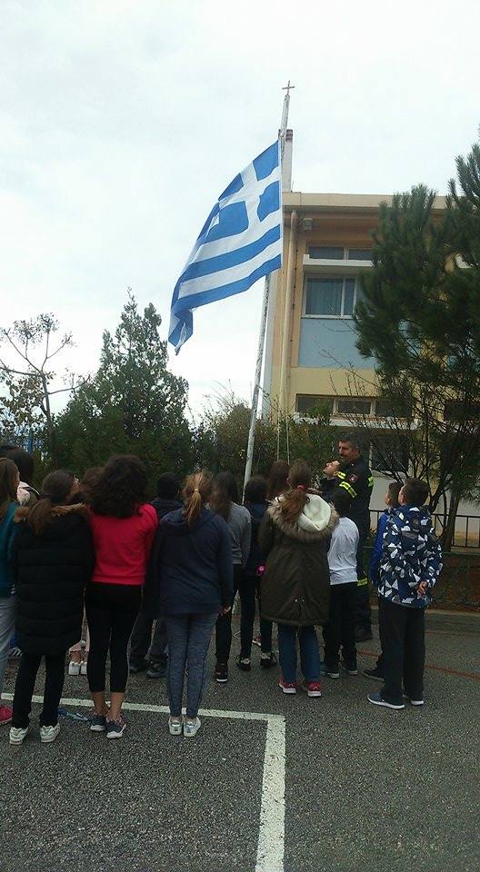 Η Πυροσβεστική τίμησε την Γαλανόλευκη! «Επέμβαση» σε σχολείο των Χανίων για την σημαία [photos] - Φωτογραφία 7