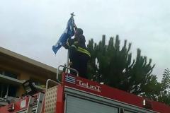 Η Πυροσβεστική τίμησε την Γαλανόλευκη! «Επέμβαση» σε σχολείο των Χανίων για την σημαία [photos]