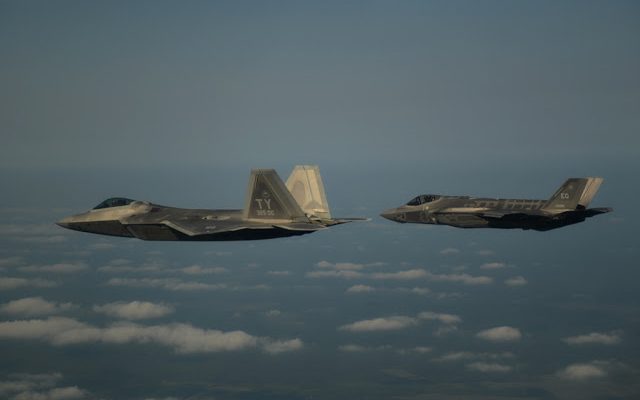 Κενό ασφαλείας στα μαχητικά F-22 και F-35 από τελευταίες αποφάσεις στις ΗΠΑ; - Φωτογραφία 1