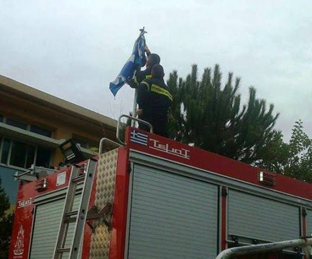 Η Πυροσβεστική τίμησε την Γαλανόλευκη! «Επέμβαση» σε σχολείο των Χανίων για την σημαία - Φωτογραφία 1