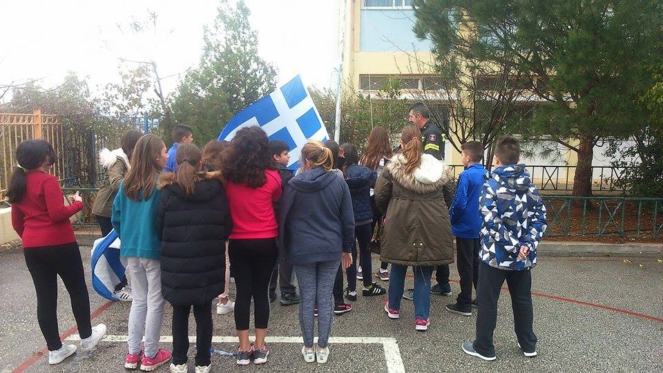 Η Πυροσβεστική τίμησε την Γαλανόλευκη! «Επέμβαση» σε σχολείο των Χανίων για την σημαία - Φωτογραφία 4