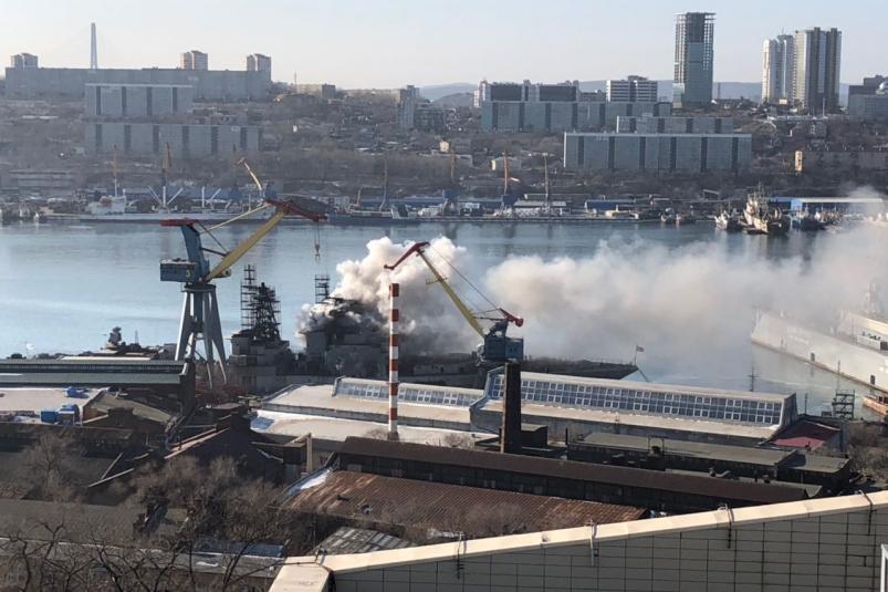 Φωτιά σε ρωσικό καταδρομικό στο λιμάνι του Βλαδιβοστόκ - Φωτογραφία 4