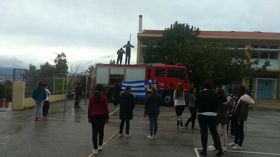 Η Πυροσβεστική τίμησε την Γαλανόλευκη! «Επέμβαση» σε σχολείο των Χανίων για την σημαία - Φωτογραφία 2