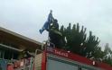 Η Πυροσβεστική τίμησε την Γαλανόλευκη! «Επέμβαση» σε σχολείο των Χανίων για την σημαία
