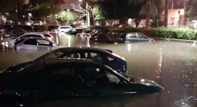 «Θεομηνία» στην Κύπρο: Πλημμύρισαν σπίτια και δρόμοι - Εγκλωβίστηκαν οδηγοί - Φωτογραφία 1