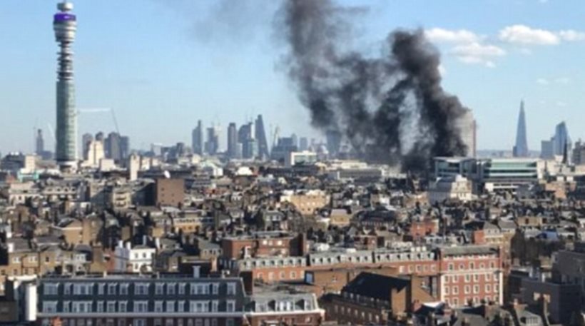 Φωτος - βίντεο: Μεγάλη φωτιά σε πολυκατοικία στην «καρδιά» του Λονδίνου - Φωτογραφία 1