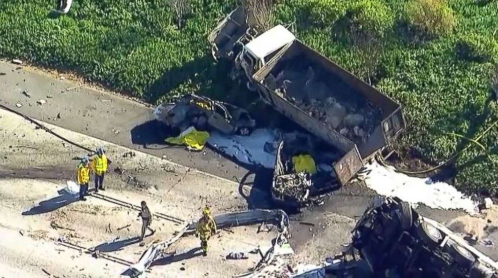 Καλιφόρνια: Φορτηγό «έλιωσε» αυτοκίνητα και μηχανή - Πέντε νεκροί - Φωτογραφία 2