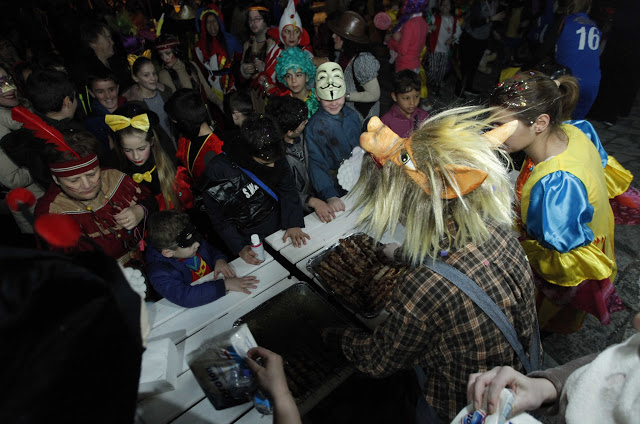 Πραγματοποιήθηκε η Καρναβαλική Βραδινή Παρέλαση στον ΑΣΤΑΚΟ (ΦΩΤΟ) - Φωτογραφία 9
