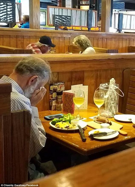 Η φωτογραφία από του Αγίου Βαλεντίνου που συγκίνησε: Ανδρας τρώει μόνος, κλαίγοντας  [photos] - Φωτογραφία 2