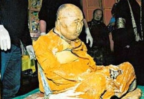 Η απίστευτη ιστορία του Βουδιστή μοναχού που πέθανε το 1927... - Φωτογραφία 1