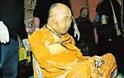 Η απίστευτη ιστορία του Βουδιστή μοναχού που πέθανε το 1927...