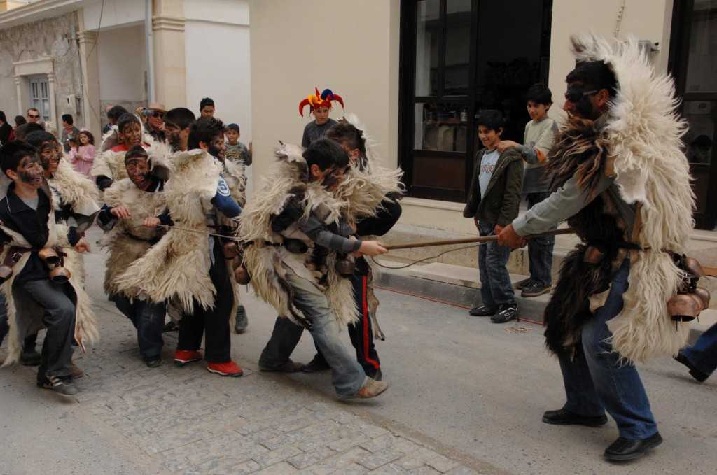 Aπόκριες στην Ελλάδα με «Τράτα», Αρκουδιάρηδες, Τζαμάλα, κορέλες & στοιχειά (φωτο) - Φωτογραφία 6