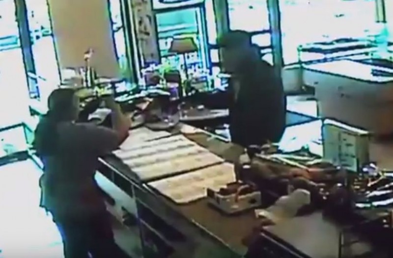 Ένοπλη ληστεία, μέρα μεσημέρι σε αρτοποιείο στο Μαρκόπουλο (βίντεο) - Φωτογραφία 1