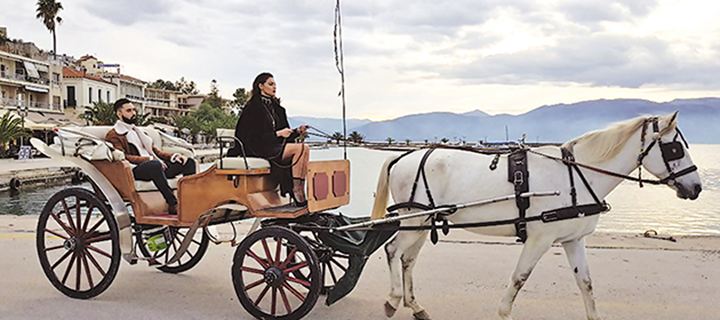 Η Βρισηίδα Ανδριώτου σε ρόλο... καροτσέρισσας οδήγησε άμαξα με άλογο στο Ναύπλιο #survivorGR #grxpress #gossip #celebritiesnews - Φωτογραφία 1
