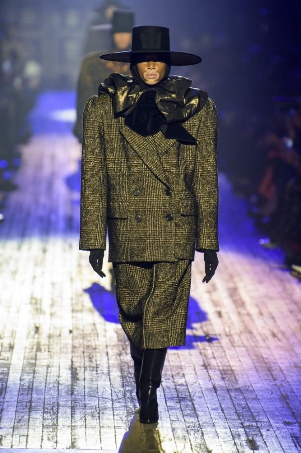 H εβδομάδα μόδας της Νέας Υόρκης έριξε αυλαία με το ξεχωριστό catwalk του Marc Jacobs  #survivorGR  #fashionista #fashionstyle #fashionable #trend #trendy - Φωτογραφία 9