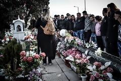 Πλήθος κόσμου στο τρισάγιο του Παντελή Παντελίδη (ΦΩΤΟ & ΒΙΝΤΕΟ)