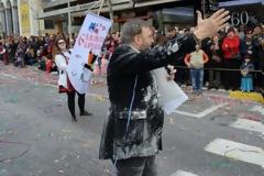 Τα πήρε στο κρανίο ο Φερεντίνος - Νεαροί τον αλεύρωσαν στο Καλαματιανό καρναβάλι [photos]