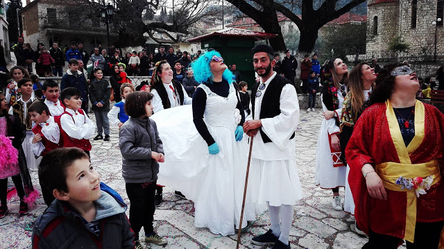 Πολύς κόσμος στο καρναβάλι και στο βλάχικο γάμο στο ΜΟΝΑΣΤΗΡΑΚΙ Βόνιτσας (ΠΟΛΛΕΣ ΦΩΤΟ) - Φωτογραφία 15