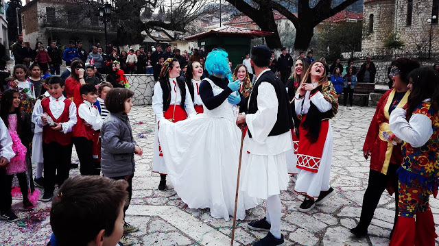 Πολύς κόσμος στο καρναβάλι και στο βλάχικο γάμο στο ΜΟΝΑΣΤΗΡΑΚΙ Βόνιτσας (ΠΟΛΛΕΣ ΦΩΤΟ) - Φωτογραφία 17