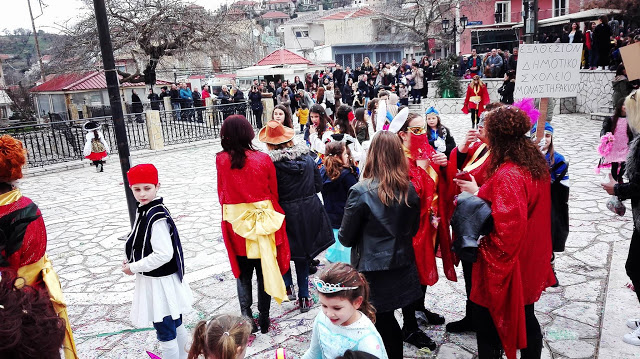 Πολύς κόσμος στο καρναβάλι και στο βλάχικο γάμο στο ΜΟΝΑΣΤΗΡΑΚΙ Βόνιτσας (ΠΟΛΛΕΣ ΦΩΤΟ) - Φωτογραφία 18