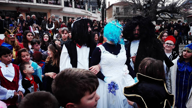 Πολύς κόσμος στο καρναβάλι και στο βλάχικο γάμο στο ΜΟΝΑΣΤΗΡΑΚΙ Βόνιτσας (ΠΟΛΛΕΣ ΦΩΤΟ) - Φωτογραφία 25